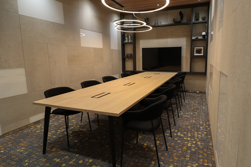 大切な商談や採用面接などに最適な会議室を完備